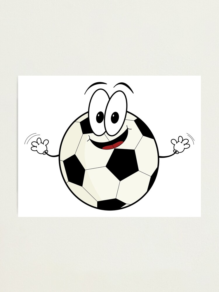 Lámina fotográfica «Personaje de dibujos animados feliz pelota de fútbol»  de UDDesign | Redbubble