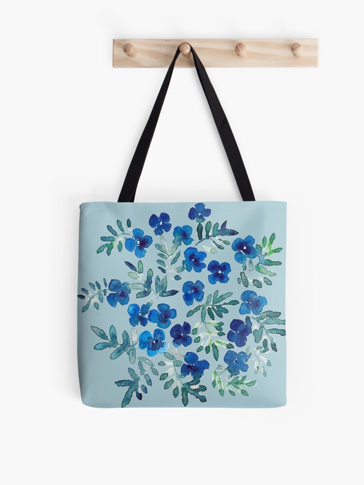 Bolsa de tela « y azul flores y hojas. Diseño de acuarela pintada a mano para amantes azules.» de AcuarelasMaria | Redbubble