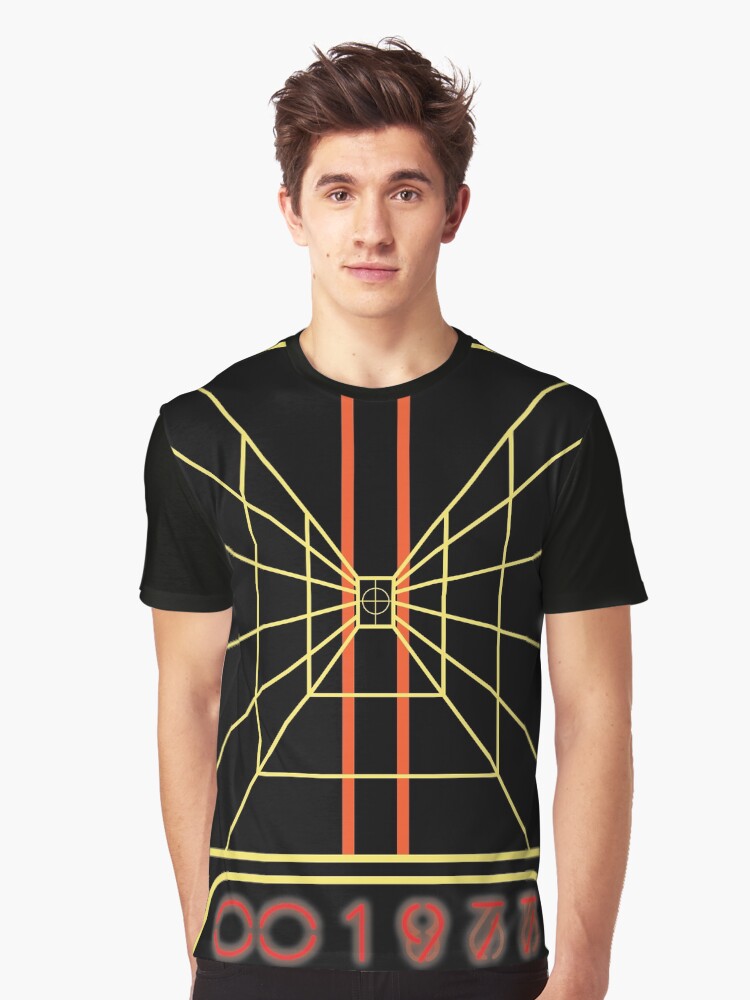 Imagen 1 de 5, Camiseta gráfica con la obra Mantente en el objetivo 1977, diseñada y vendida por StefWill.