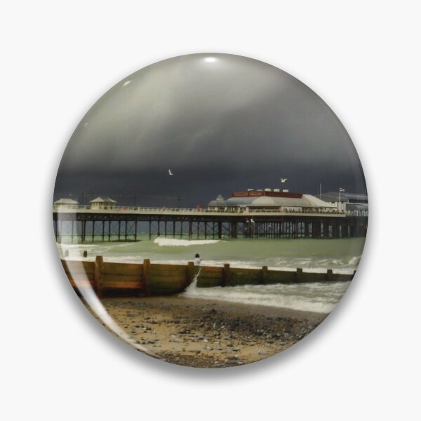 Artikelvorschau, Cromer Pier Storm entworfen und verkauft von Avril Harris.
