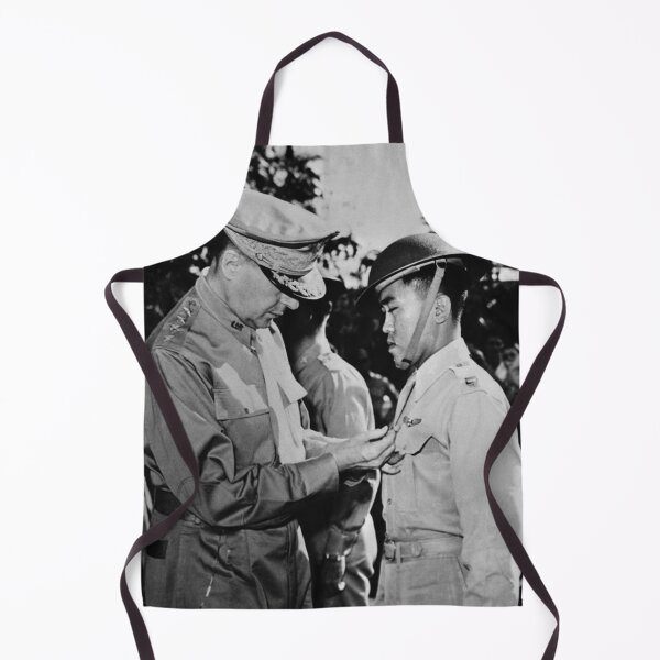 Artikelvorschau, Douglas MacArthur verleiht DSC-Medaille – Zweiter Weltkrieg entworfen und verkauft von warishellstore.