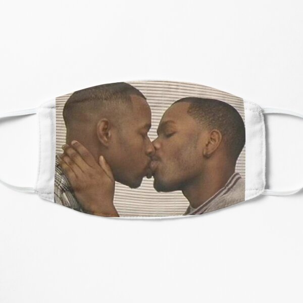 2 gay men kissing