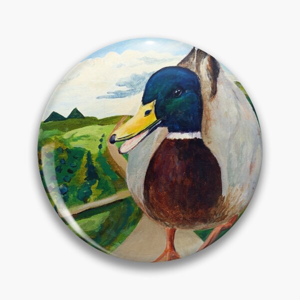 Eine große Ente läuft die Straße entlang Button
