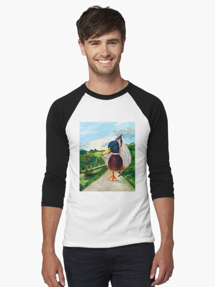 Thumbnail 1 von 3, Baseballshirt mit 3/4-Arm, Eine große Ente läuft die Straße entlang designt und verkauft von LillianBerthel.