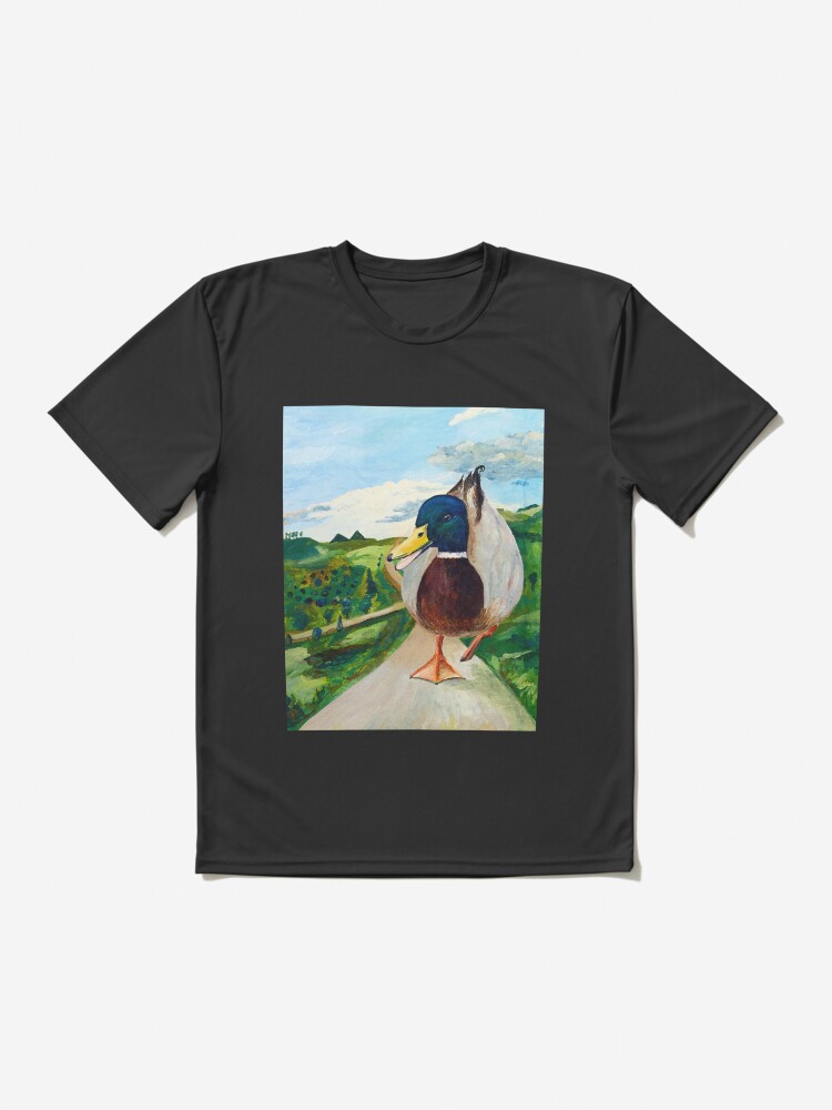 Thumbnail 2 von 7, Funktionsshirt, Eine große Ente läuft die Straße entlang designt und verkauft von LillianBerthel.