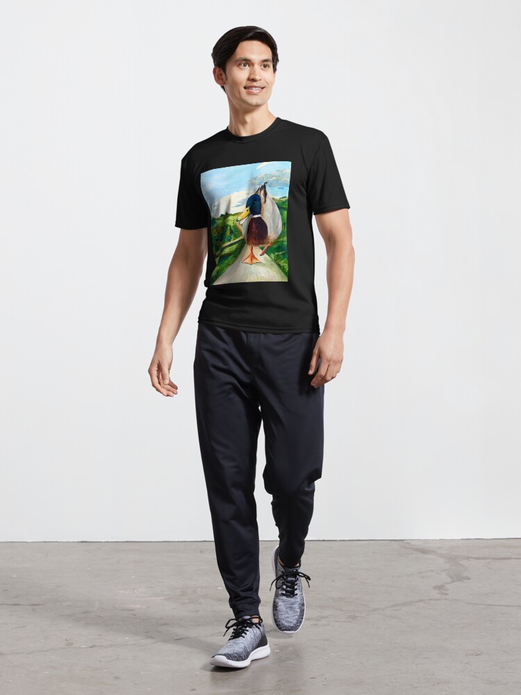 Thumbnail 5 von 7, Funktionsshirt, Eine große Ente läuft die Straße entlang designt und verkauft von LillianBerthel.