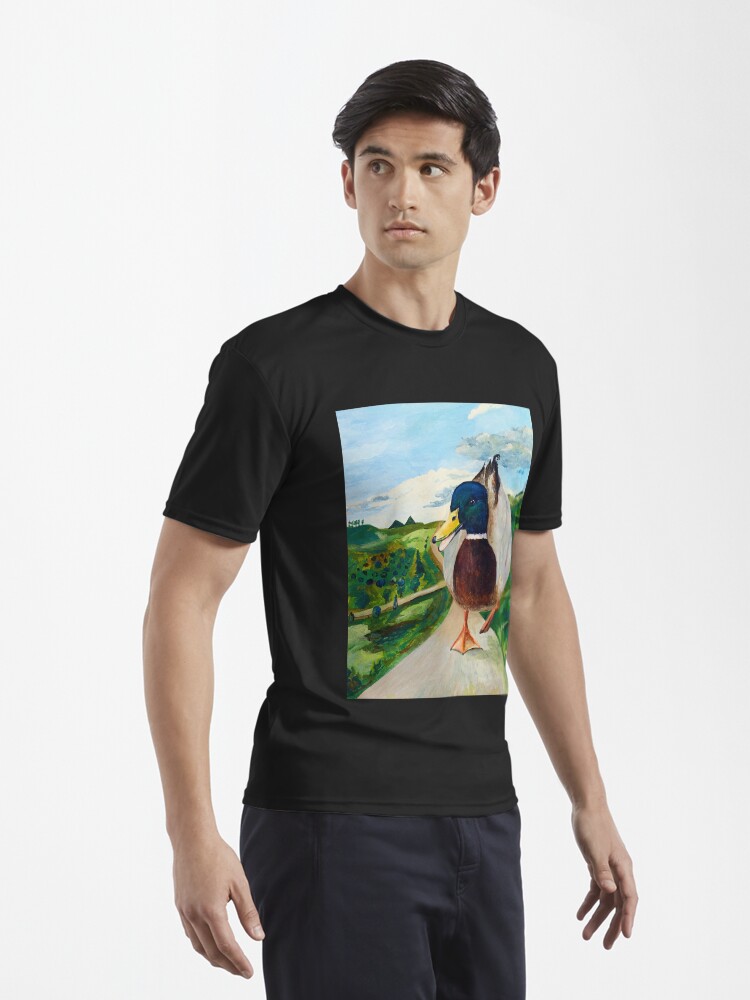 Thumbnail 3 von 7, Funktionsshirt, Eine große Ente läuft die Straße entlang designt und verkauft von LillianBerthel.