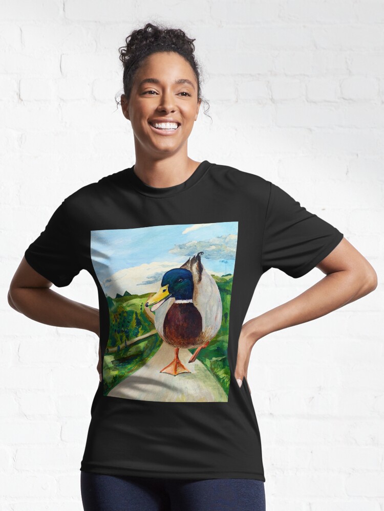 Thumbnail 6 von 7, Funktionsshirt, Eine große Ente läuft die Straße entlang designt und verkauft von LillianBerthel.