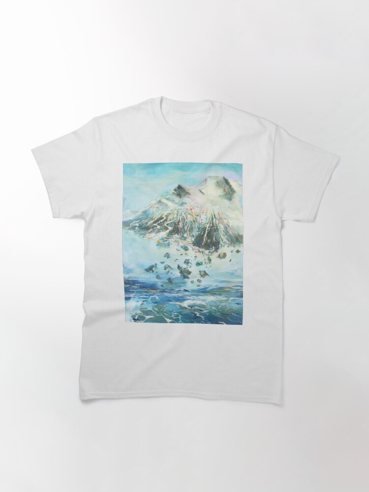 Thumbnail 3 von 7, Classic T-Shirt, Ein Berg fliegt über dem Ozean designt und verkauft von LillianBerthel.