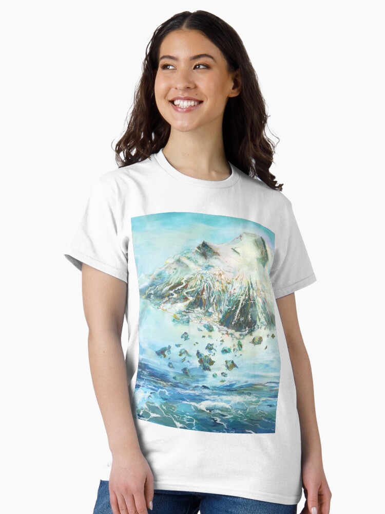 Thumbnail 2 von 7, Classic T-Shirt, Ein Berg fliegt über dem Ozean designt und verkauft von LillianBerthel.