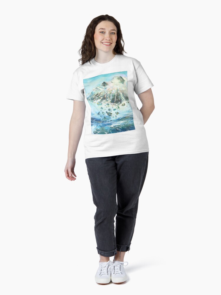 Thumbnail 4 von 7, Classic T-Shirt, Ein Berg fliegt über dem Ozean designt und verkauft von LillianBerthel.