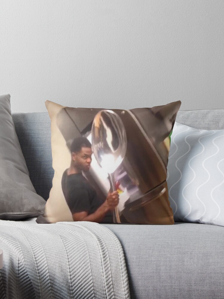 Cojín for Sale con la obra «Cuchara cómicamente grande» de