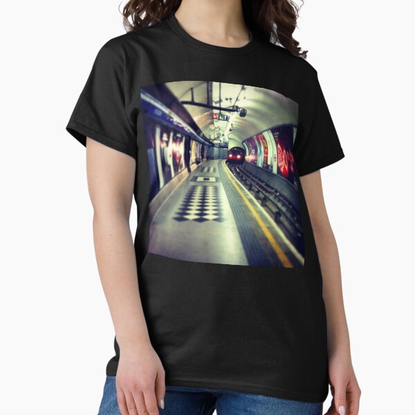 Vista previa del artículo con la obra «Metro de Londres: ¡viene el tren! Luces del tren sobre los raíles», diseñado y vendido por Art-t-o.