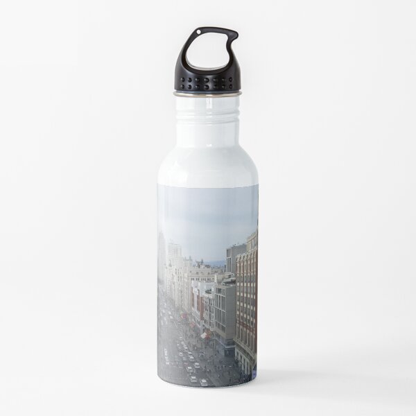 España. Los edificios de la famosa calle principal - Gran vía desde arriba. Botella de agua