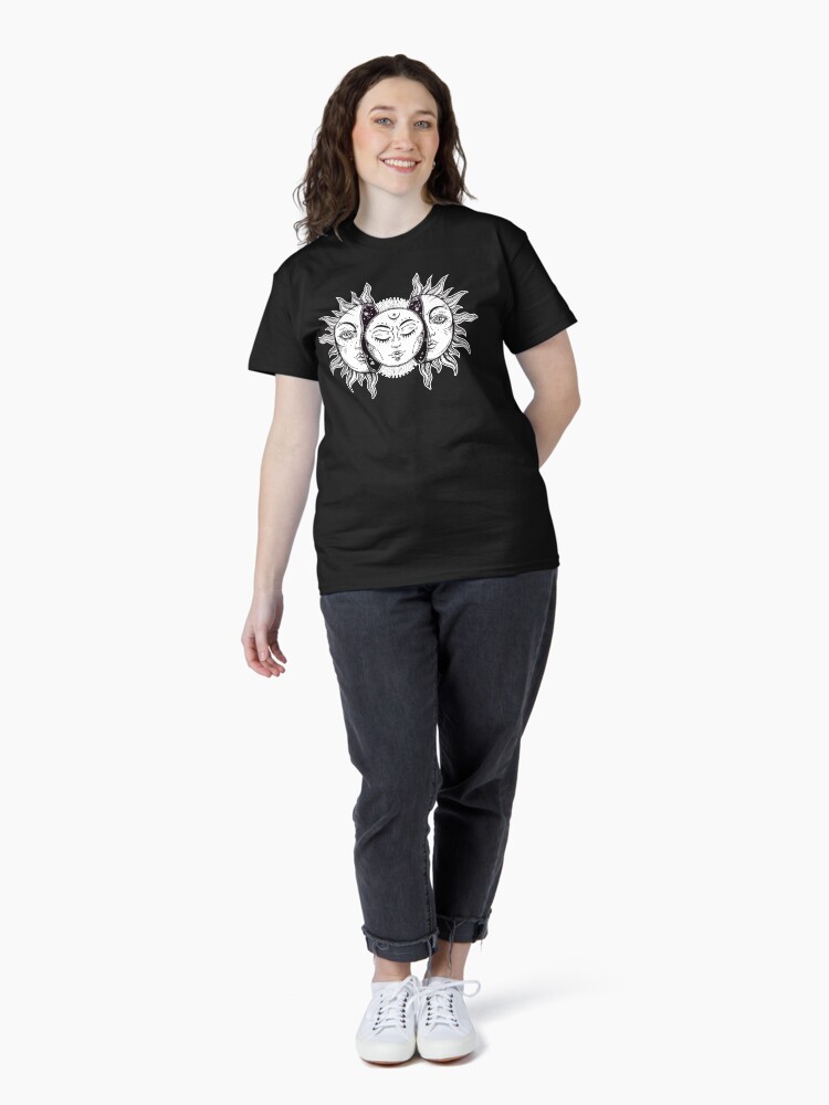 Imagen 4 de 7, Camiseta clásica con la obra Eclipse solar retro de sol y luna retro, diseñada y vendida por MagneticMama.