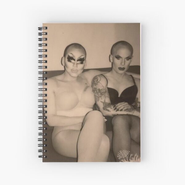Vista previa del artículo con la obra «Trixie y Katya - Detrás de escena», diseñado y vendido por ShopShoopaloopa.