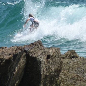 Vorschaubild zum Design Surfer Near Rocks von FangFeatures