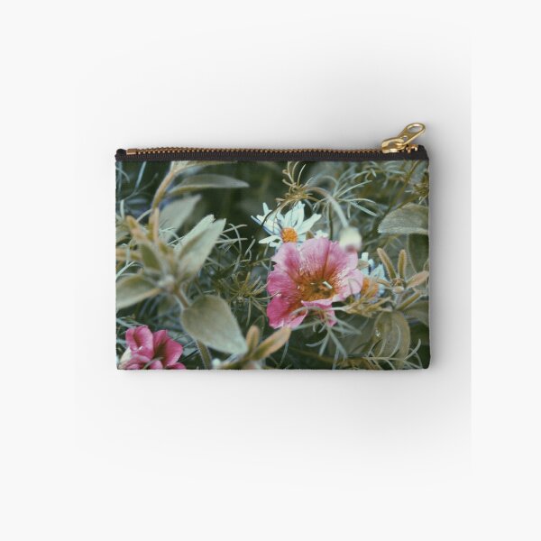 Artikelvorschau, Blumen mit Wassertropfen entworfen und verkauft von designsbyad.