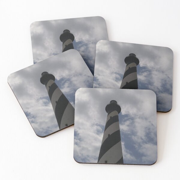 Artikelvorschau,  bewölkte Kulisse zum Leuchtturm von Cape Hatteras in Manteo entworfen und verkauft von PurpleKittyCat.