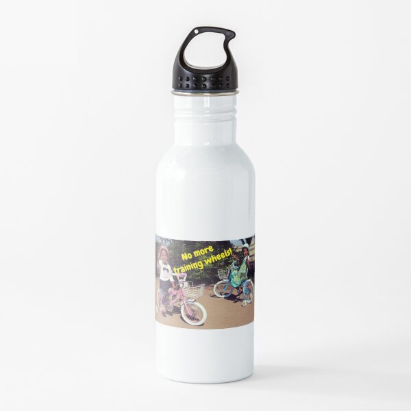 Sarah (bicicleta azul) y Delie (bicicleta rosa) a punto de irse a entrenar en sus bicicletas. Esta foto fue la última con ruedas de entrenamiento. La siguiente fue una sesión de práctica de equilibrio desafiante pero Botella de agua