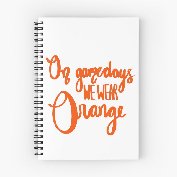 Aperçu de l'œuvre Les jours de match, nous portons une calligraphie orange unie créée et vendue par emilees.