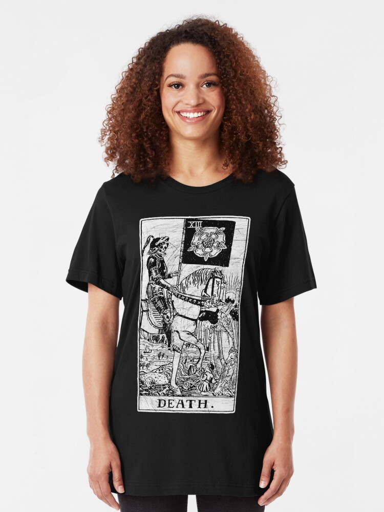 Alternative Ansicht von Tarock- und Tarocchi-Spiele sowie Wahrsagerei.
youtube: http: //www.youtube.com/watch? v = OihL6kg-2mU
Die Todeskarte zeigt den Tod selbst auf einem weißen Pferd Slim Fit T-Shirt