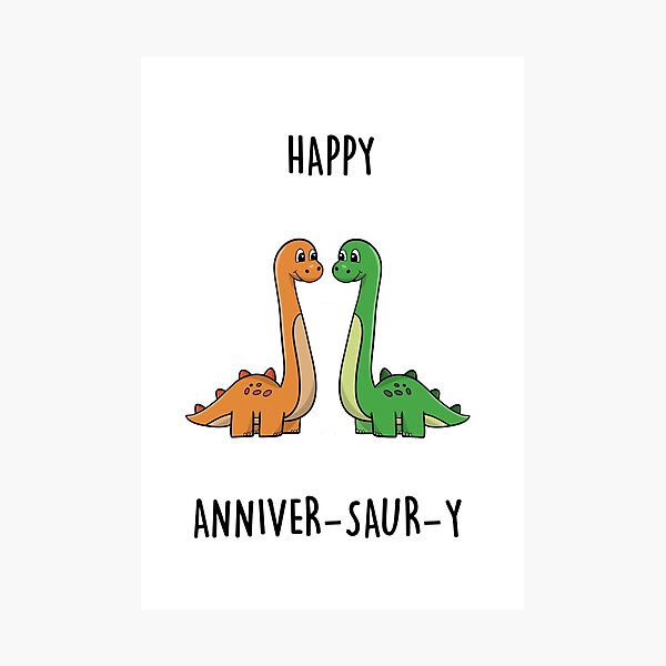 Vista previa del artículo con la obra «Happy Anniversaury - Cartoon Dinosaur Anniversary Love Pun», diseñado y vendido por LEFDDesigns.