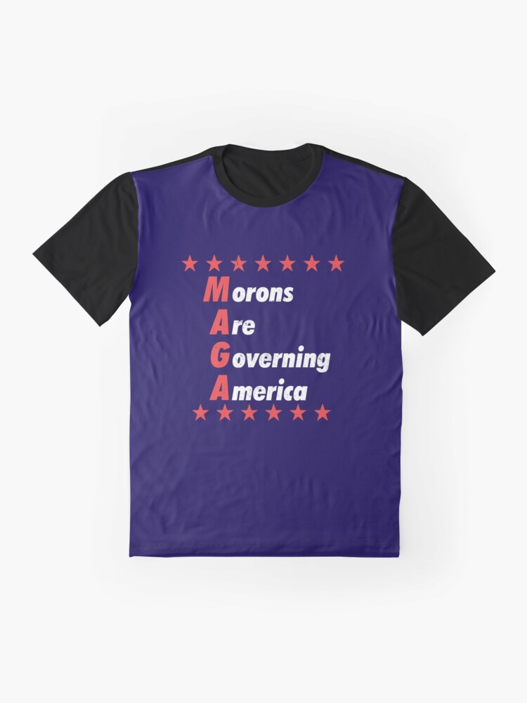 Imagen 4 de 5, Camiseta gráfica con la obra MAGA | Imbécil que gobierna América, diseñada y vendida por 8645th.