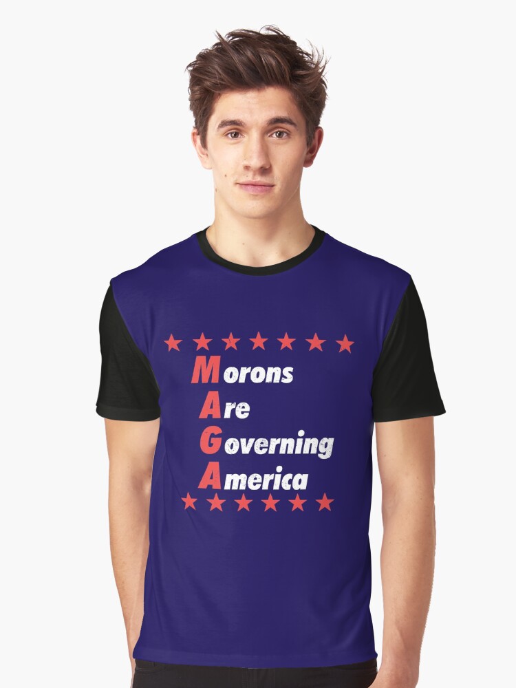 Imagen 1 de 5, Camiseta gráfica con la obra MAGA | Imbécil que gobierna América, diseñada y vendida por 8645th.