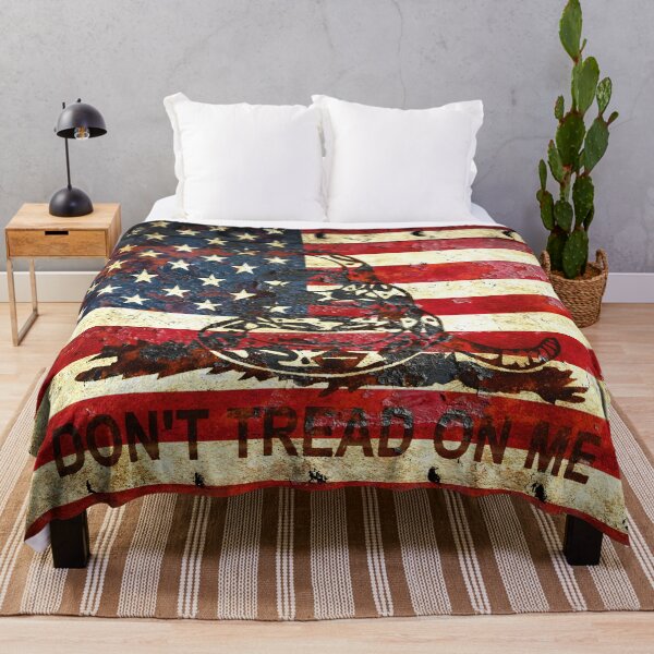 American Flag And Viper On Rusted Metal Door - Don't Tread On Me Throw Blanket