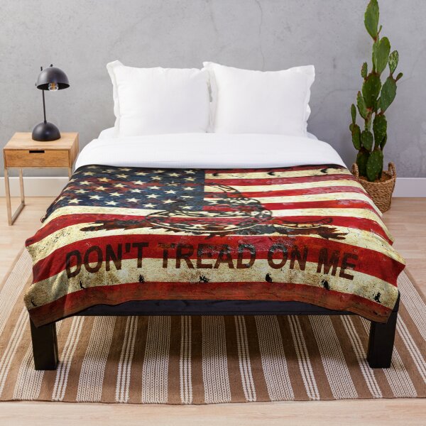 American Flag And Viper On Rusted Metal Door - Don't Tread On Me Throw Blanket