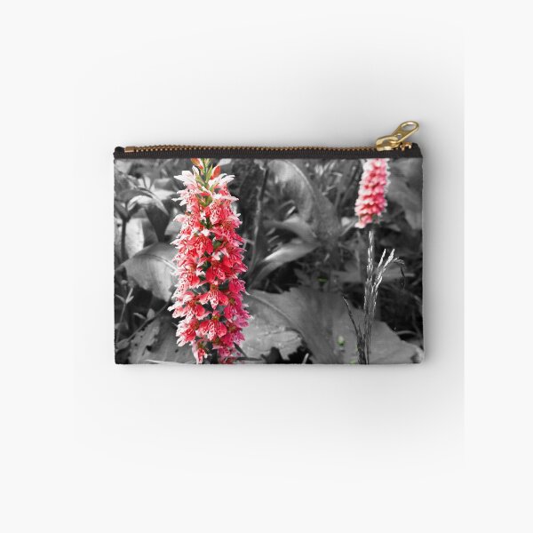 Artikelvorschau,  Bild aufgenommen in den österreichischen Bergen in der Natur. Lebendige Blume mit Schwarzweiss-Hintergrund. entworfen und verkauft von eidrood.