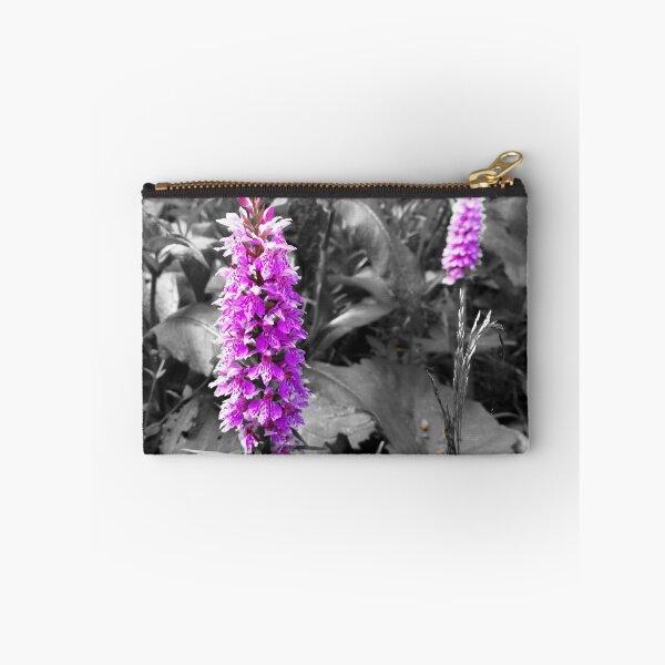 Artikelvorschau,  Bild aufgenommen in den österreichischen Bergen in der Natur. Lebendige lila Blume mit Schwarzweiss-Hintergrund. entworfen und verkauft von eidrood.