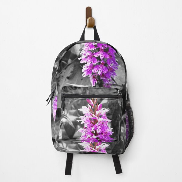 Artikelvorschau,  Bild aufgenommen in den österreichischen Bergen in der Natur. Lebendige lila Blume mit Schwarzweiss-Hintergrund. entworfen und verkauft von eidrood.