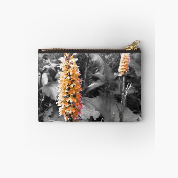 Artikelvorschau,  Bild aufgenommen in den österreichischen Bergen in der Natur. Lebendige orange Blume mit schwarzem und weißem Hintergrund. entworfen und verkauft von eidrood.
