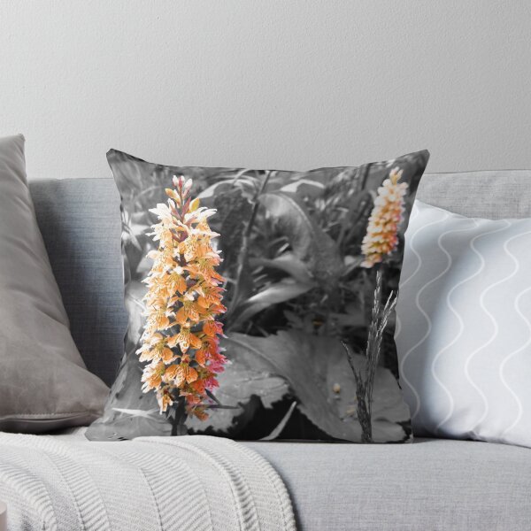 Artikelvorschau,  Bild aufgenommen in den österreichischen Bergen in der Natur. Lebendige orange Blume mit schwarzem und weißem Hintergrund. entworfen und verkauft von eidrood.