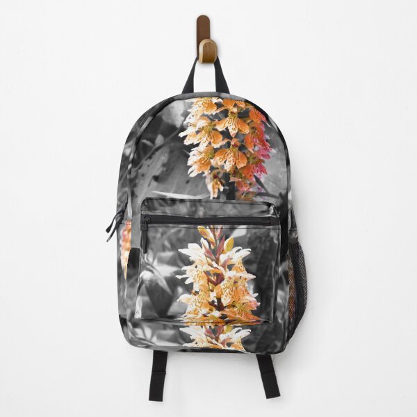Artikelvorschau,  Bild aufgenommen in den österreichischen Bergen in der Natur. Lebendige orange Blume mit schwarzem und weißem Hintergrund. entworfen und verkauft von eidrood.