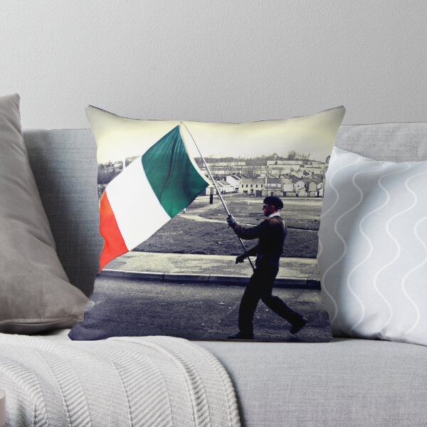 Is Eireannach Me- I am irish Throw Pillow