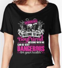 Camiseta ancha para mujer advirtiendo que le pertenezco a mi novio, meterse conmigo puede ser muy peligroso para tu salud