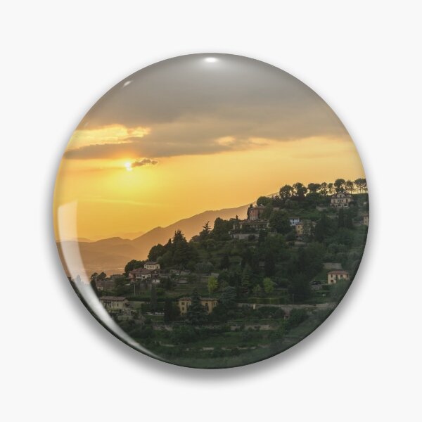 Artikelvorschau, Wählen Sie sofort Ihre italienische Villa - Hilltop Sunset in San Vigilio Bergamo, Lombardei, Italien entworfen und verkauft von Georgia Mizuleva.