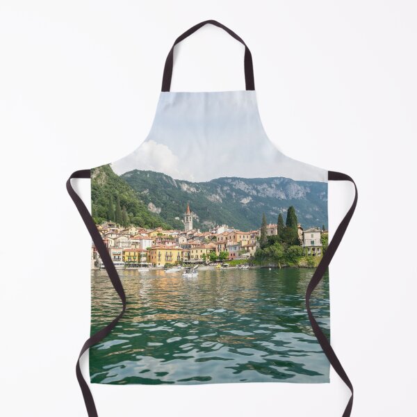 Artikelvorschau,  Italien
Das charmante Dorf Varenna und sein kleiner Hafen von einer sich nähernden Fähre aus gesehen. Comer See entworfen und verkauft von Georgia Mizuleva.
