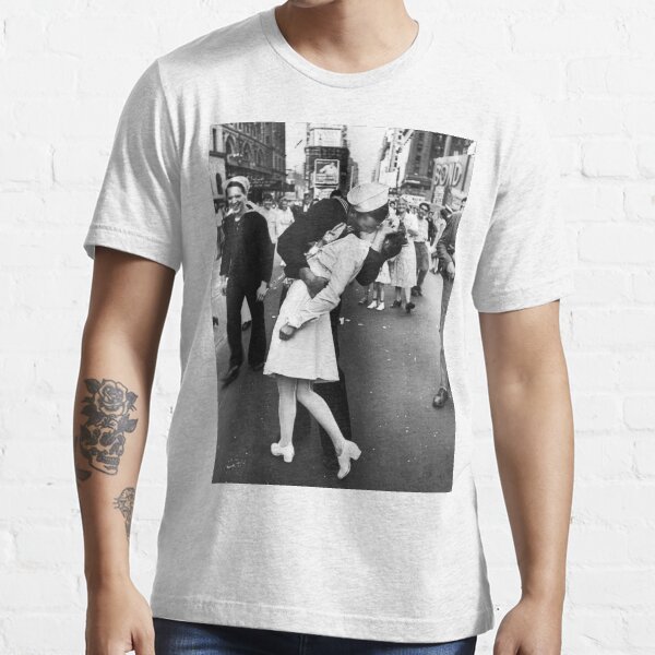 Times Square V/J-Day Kiss Essential T-Shirt