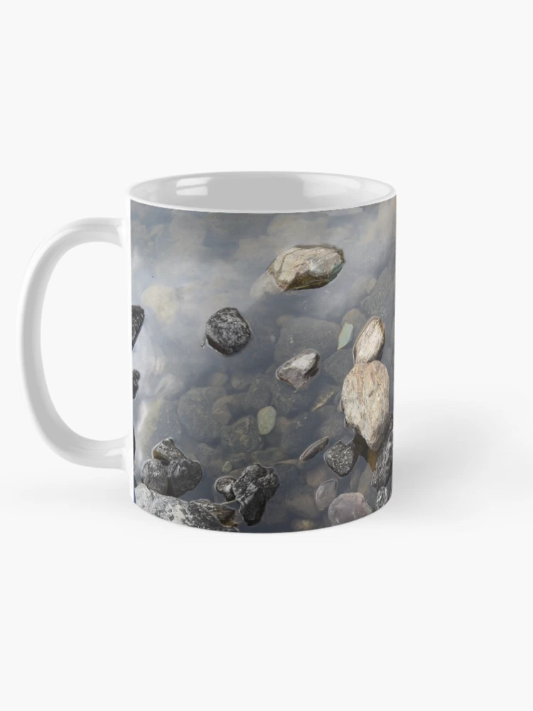 Imagen 5 de 6, Taza de café con la obra Calma Riverside Rocks, diseñada y vendida por parest.
