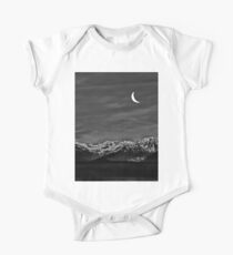 Body de manga corta para bebé B/W Crescent Moon Over the Mountains