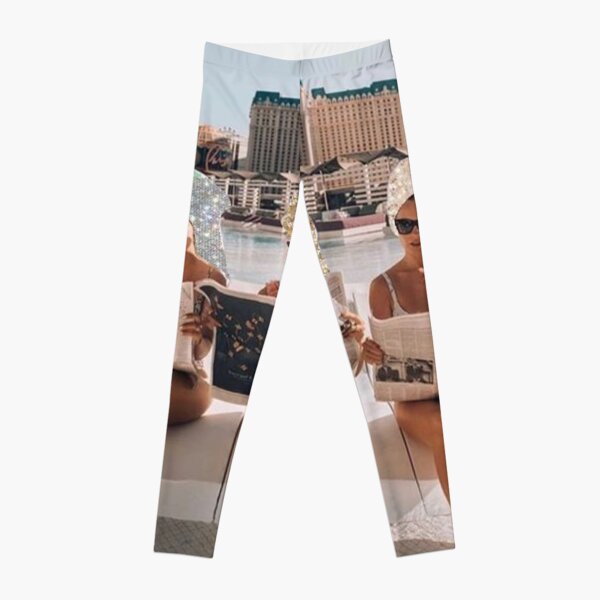 Fashion Vintage Aesthetic Girls Reading Newspapers Leggings
