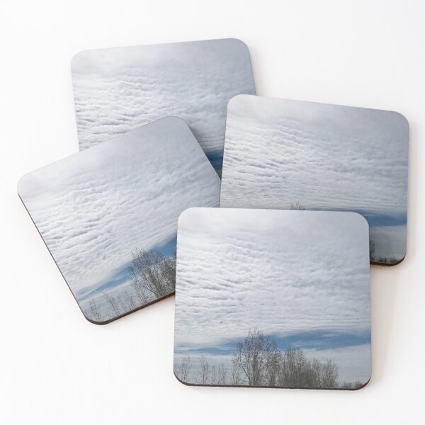 Artikelvorschau, Fluffy Clouds friedliche Landschaft entworfen und verkauft von YLArt.