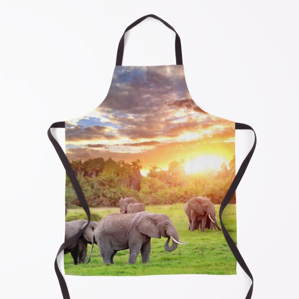 Artikelvorschau, Elefanten bei Sonnenuntergang in der Natur entworfen und verkauft von NomYen ..