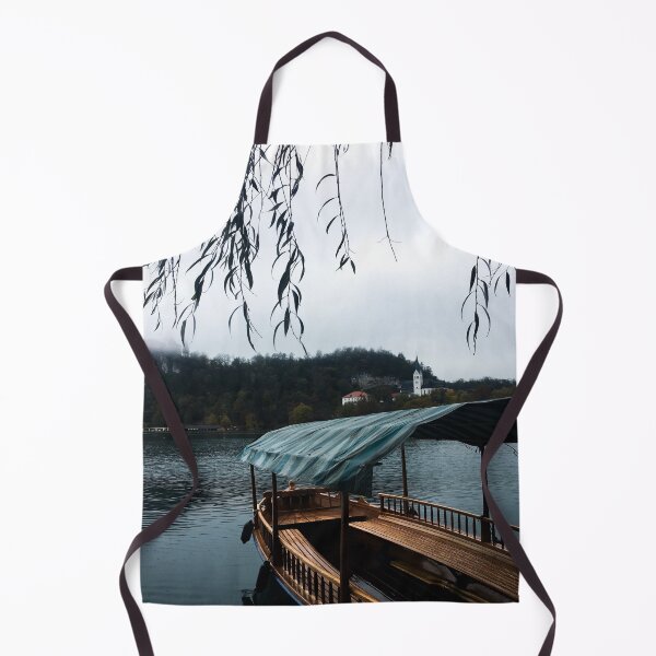 Artikelvorschau, Nebliges Boot und Flusslandschaft in Bled, Slowenien entworfen und verkauft von Mari's Photography.