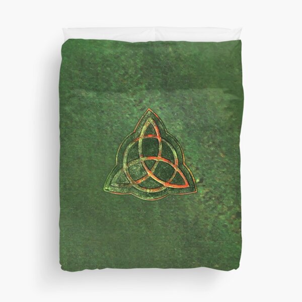 Artikel-Vorschau von Buch der Schatten – Bezaubertes Triquetra-Design, designt und verkauft von ArthurPopular®.
