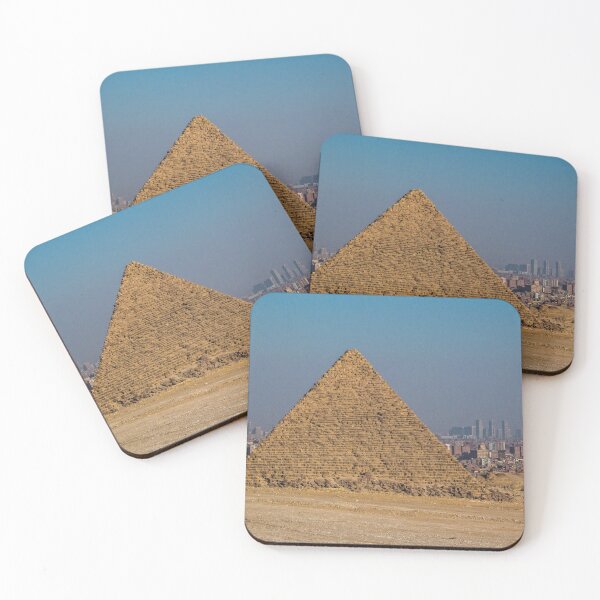 Artikel-Vorschau von Pyramide in Gizeh mit Blick auf Kairo, designt und verkauft von petewelsby.